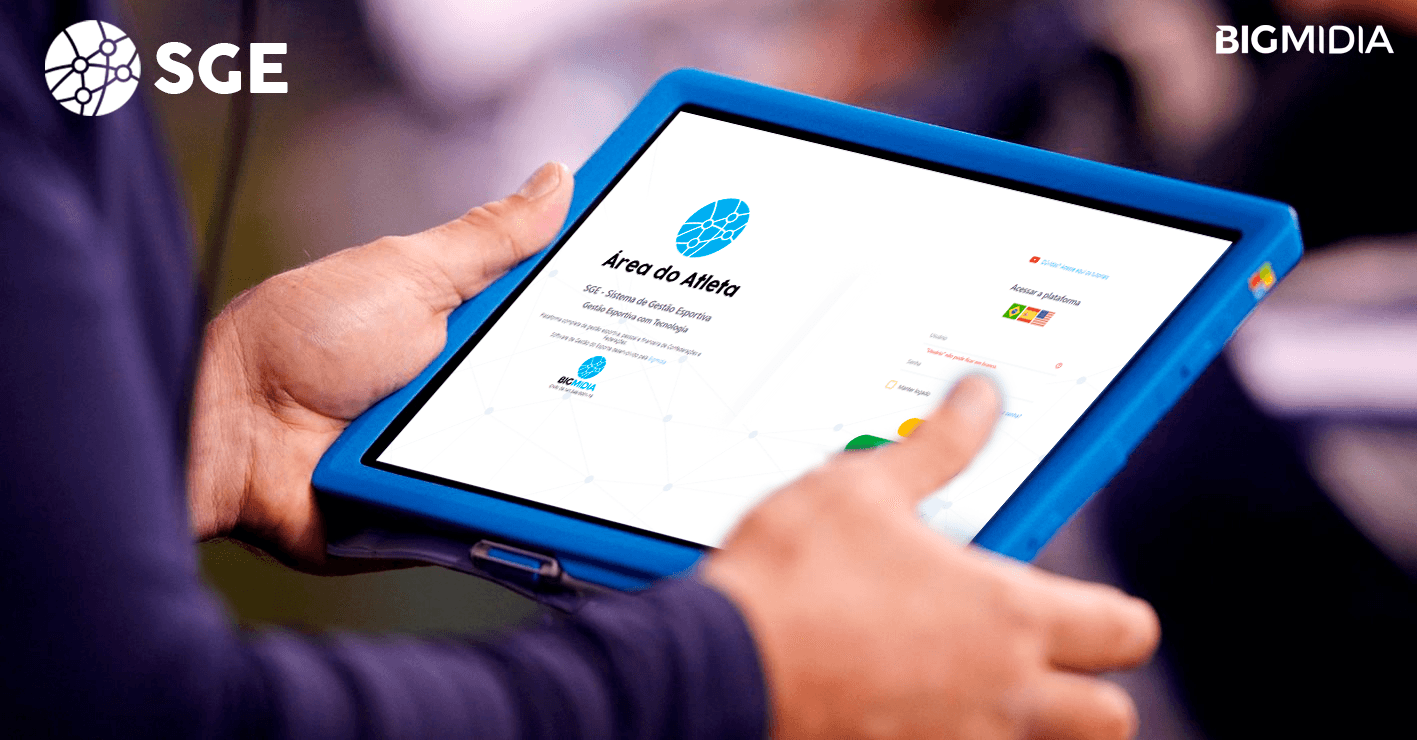 Pessoa com tablet na mão e na tela o sistema de login para atletas do software da Bigmidia