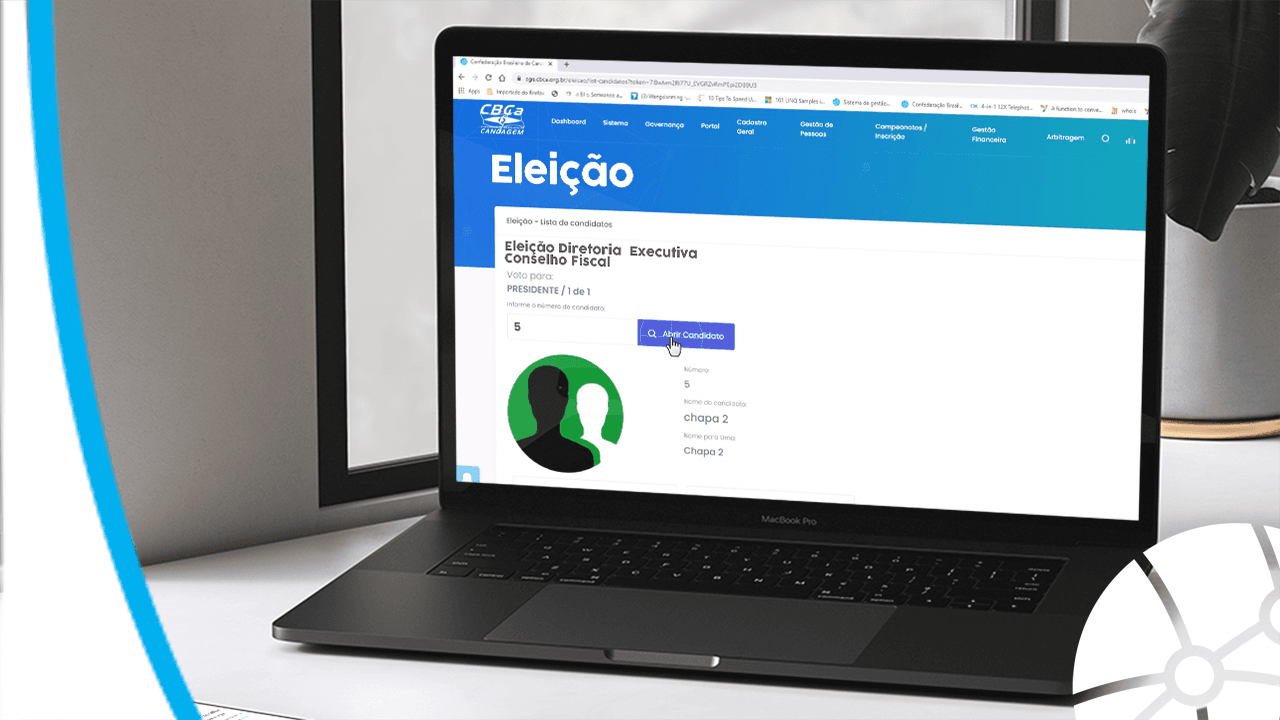 Notebook sobre a mesa com o sistema de eleições da bigmidia aberto na tela