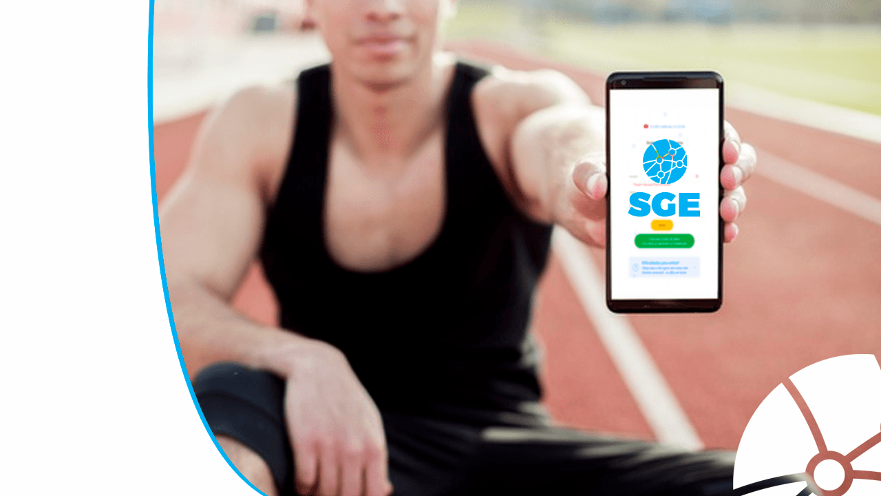Atleta com celular na mão com a tela no SEG da Bigmidia