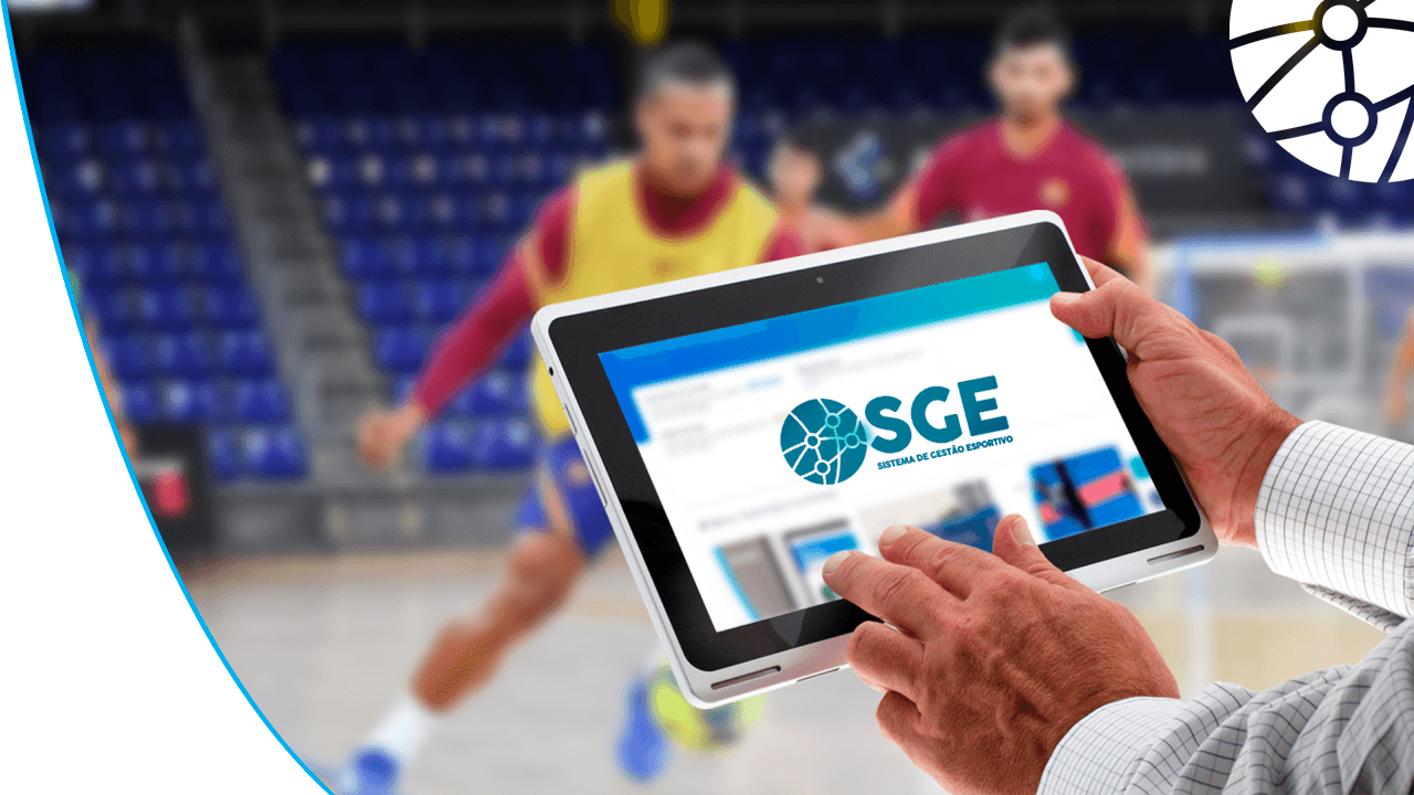Atletas jogando Futsal com uma pessoa segurando um tablet com o Sistema de Gestão Esportiva na tela