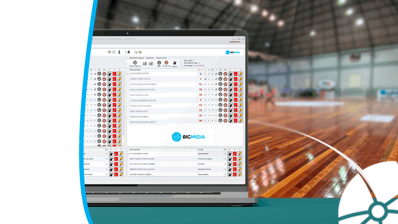 Notebook com súmula eletrônica na tela e uma quadra ao fundo