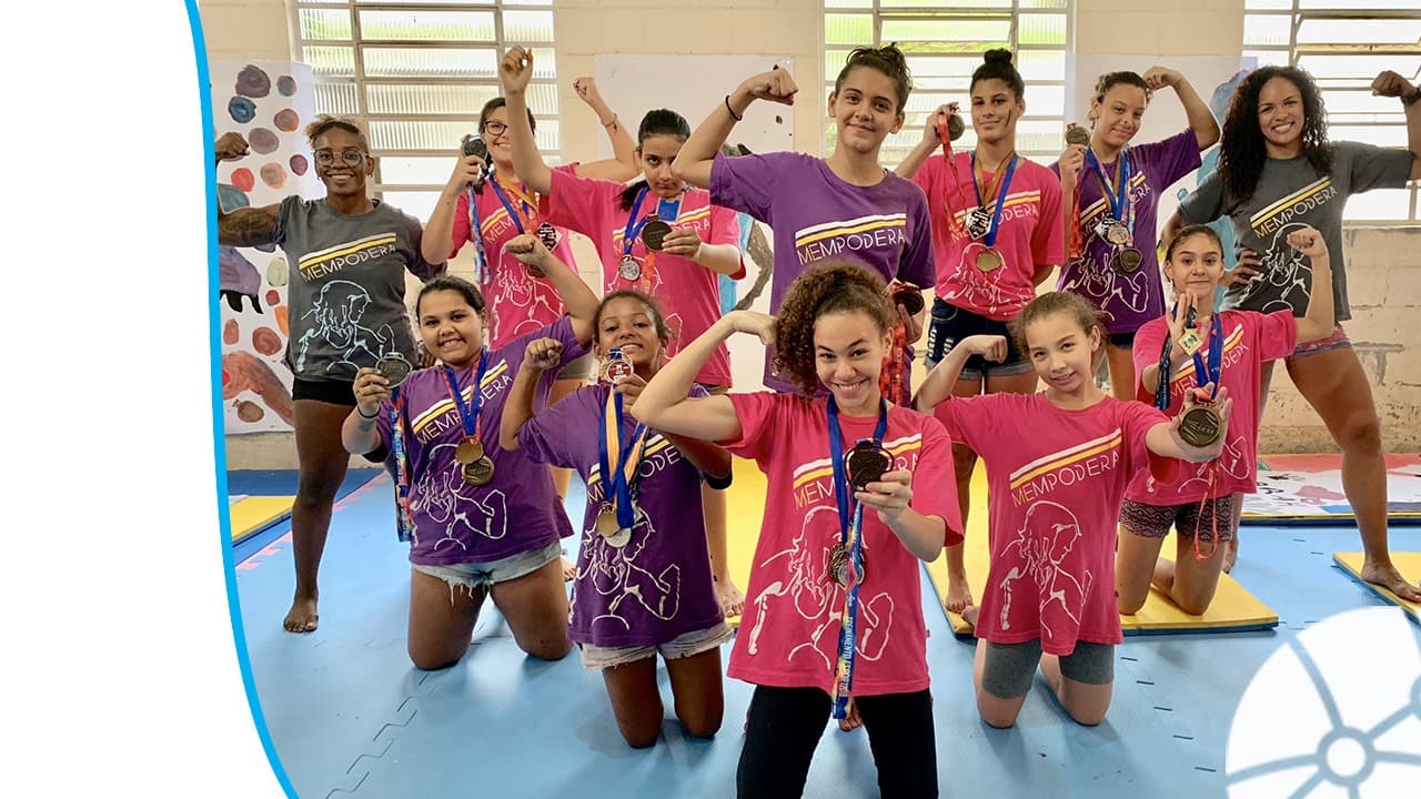 Jovens meninas atendidas pelo projeto Mempodera