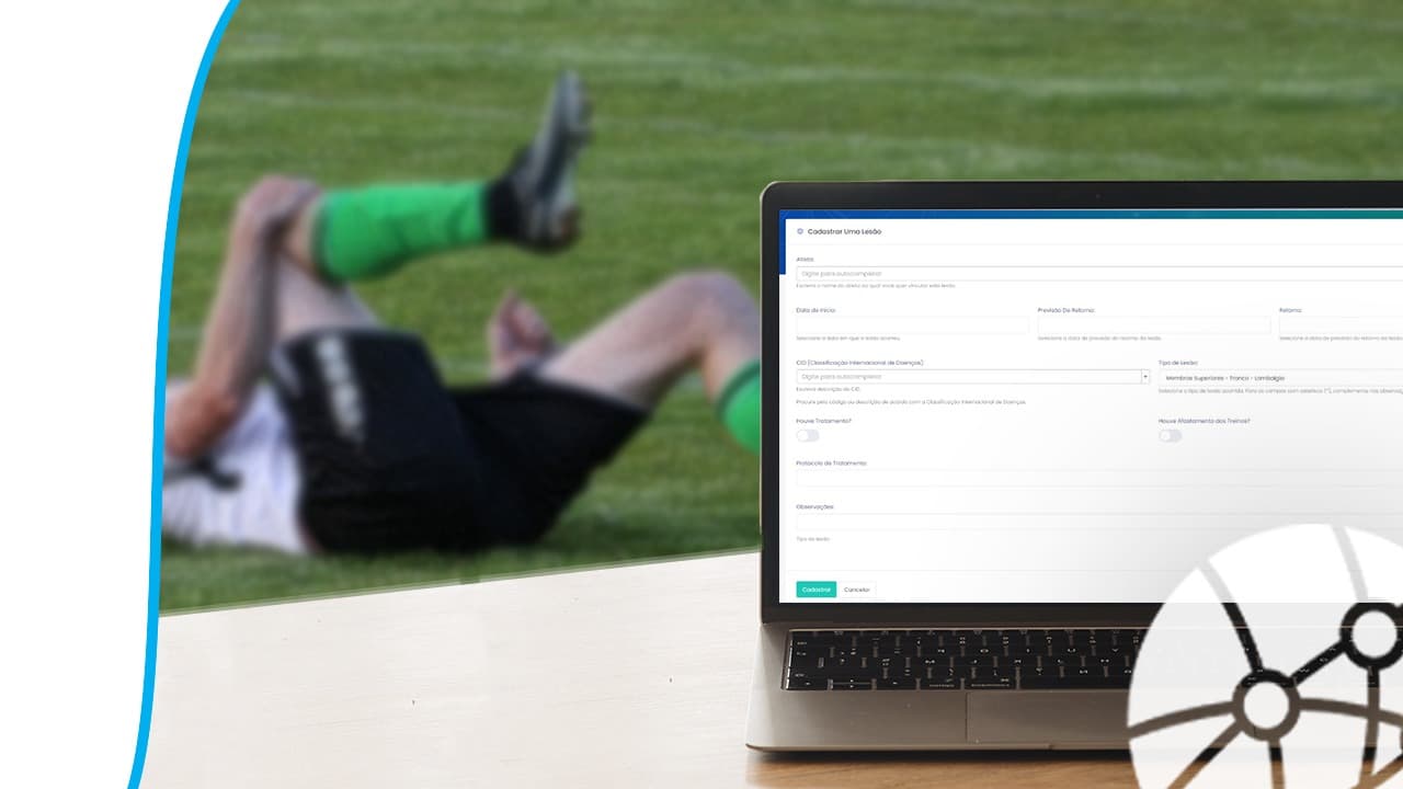 Computador com o sistema de controle de lesões na tela. Ao fundo, um atleta contundido com a mão no joelho