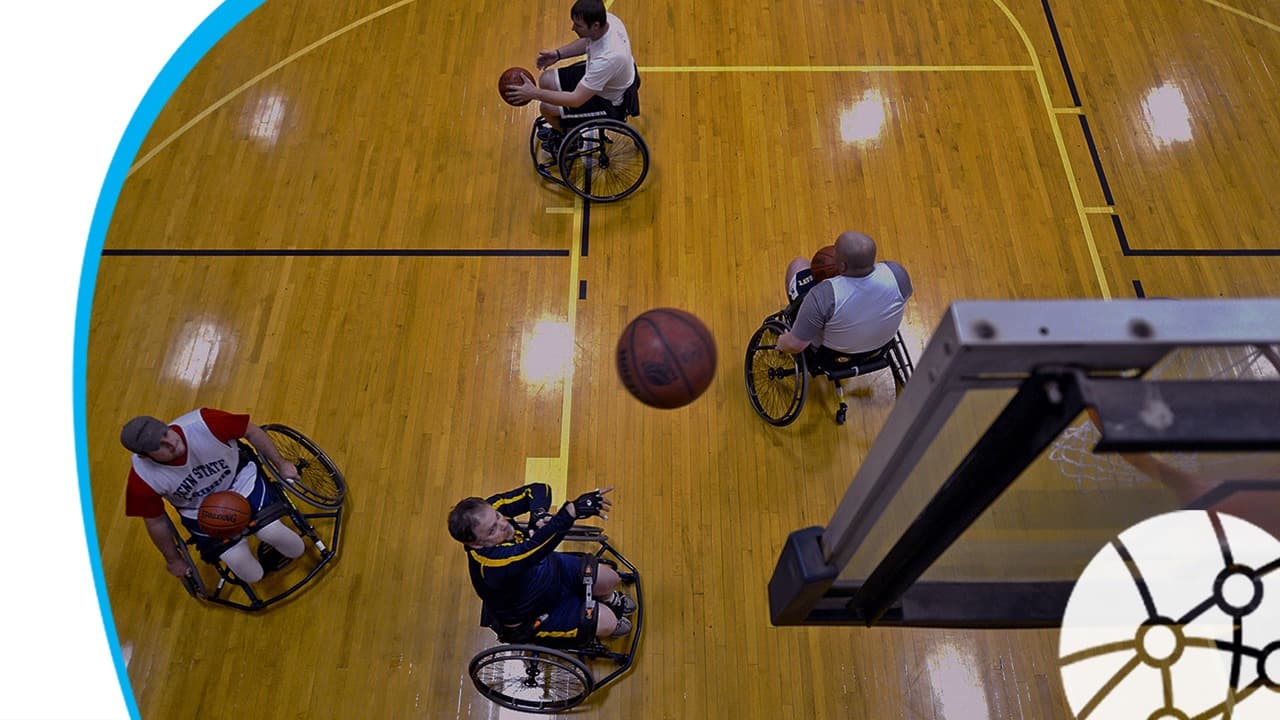 pessoas jogando basquete em cadeira de rodas
