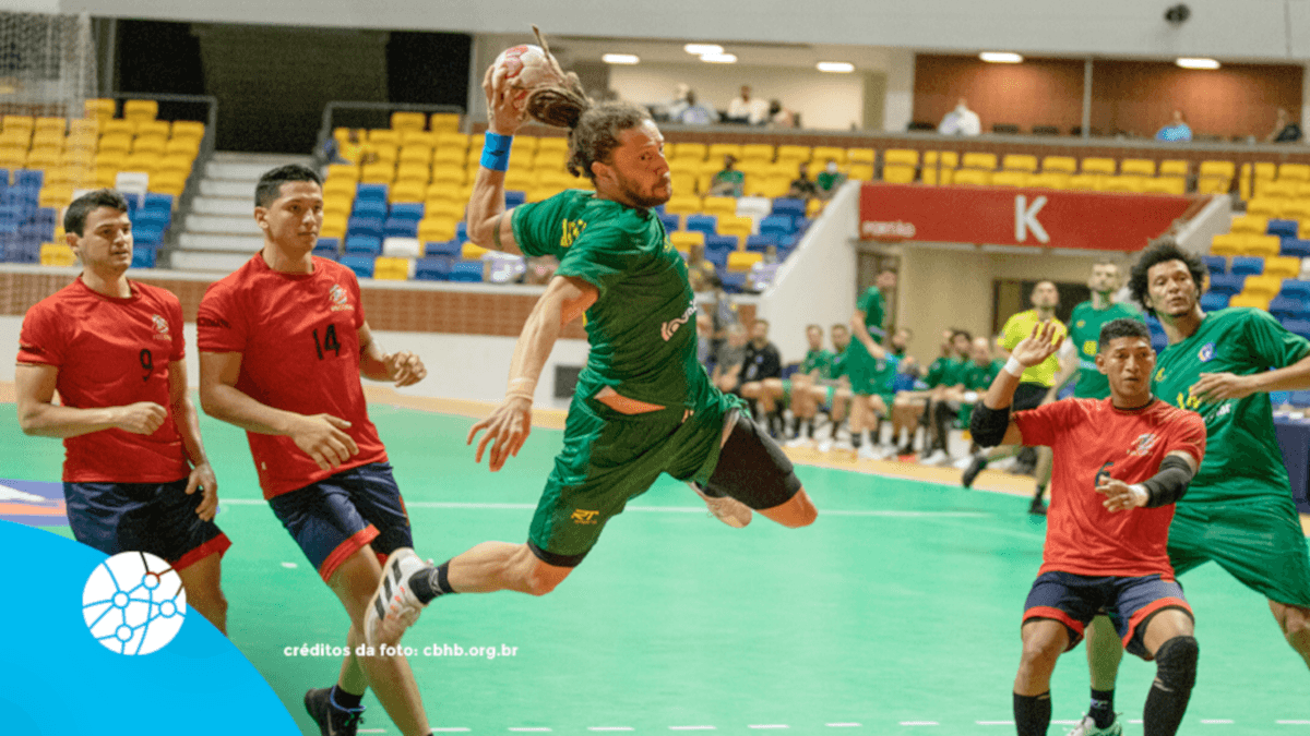 Homens em uma quadra jogando handebol